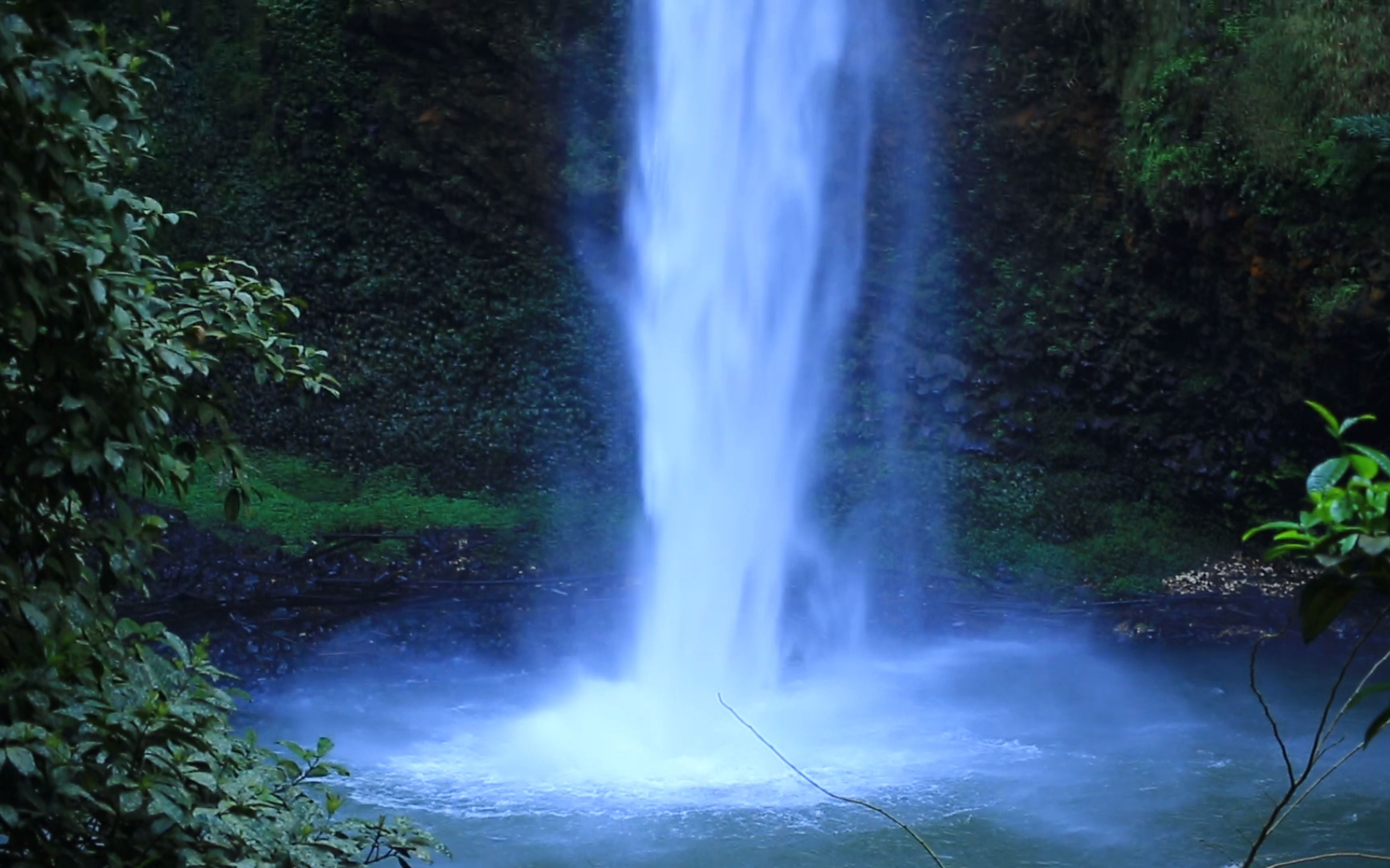 屏边滴水层瀑布