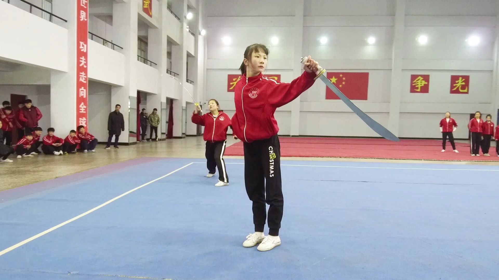 据说这些女孩是塔沟武校的功夫明星,怪不得身手这么好,真心佩服