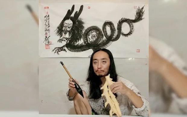 [图]靠“无厘头”画风走红的大师维越，能以脸入画，网友直呼太有才