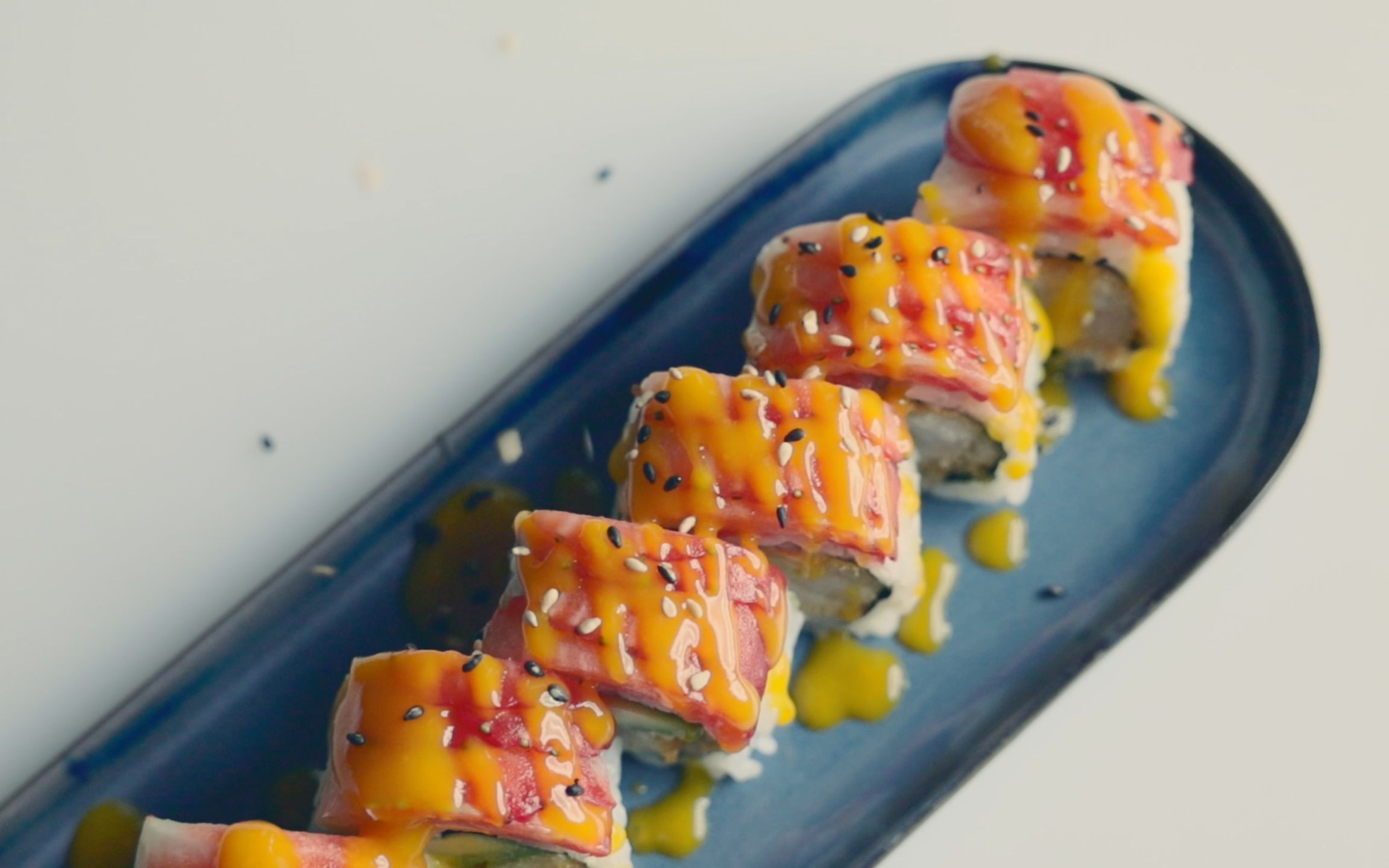 新鲜出炉的草莓寿司