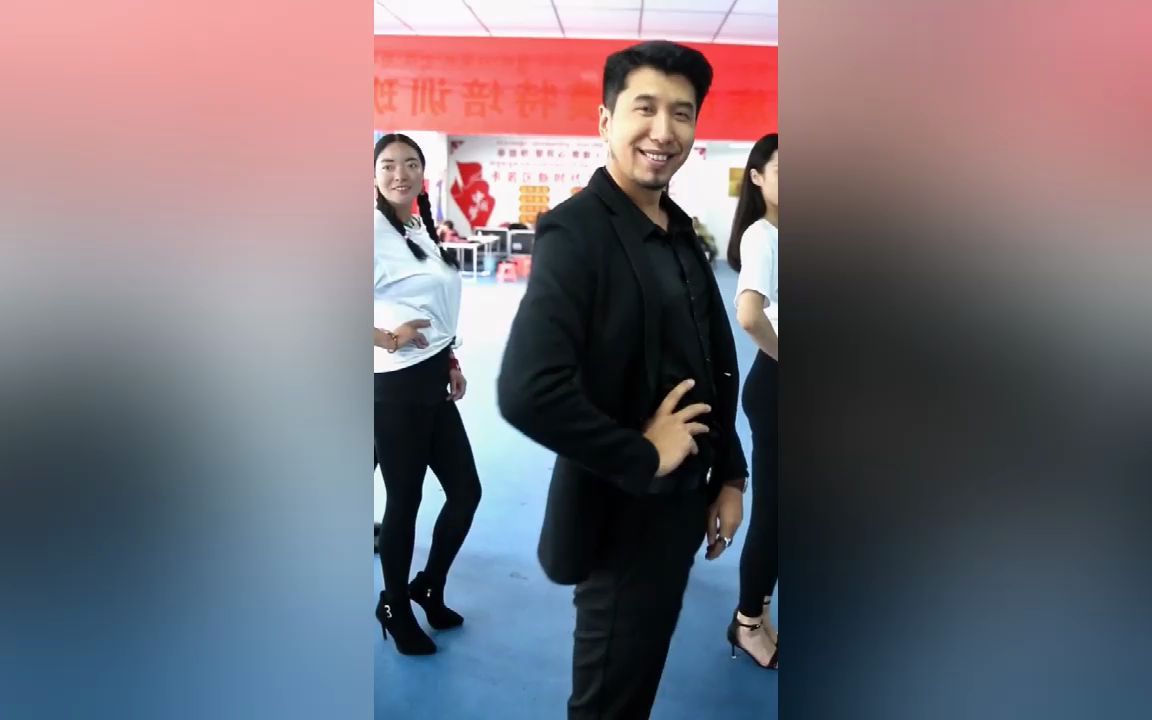 张华导演(猫爷)接受当地电视台专访