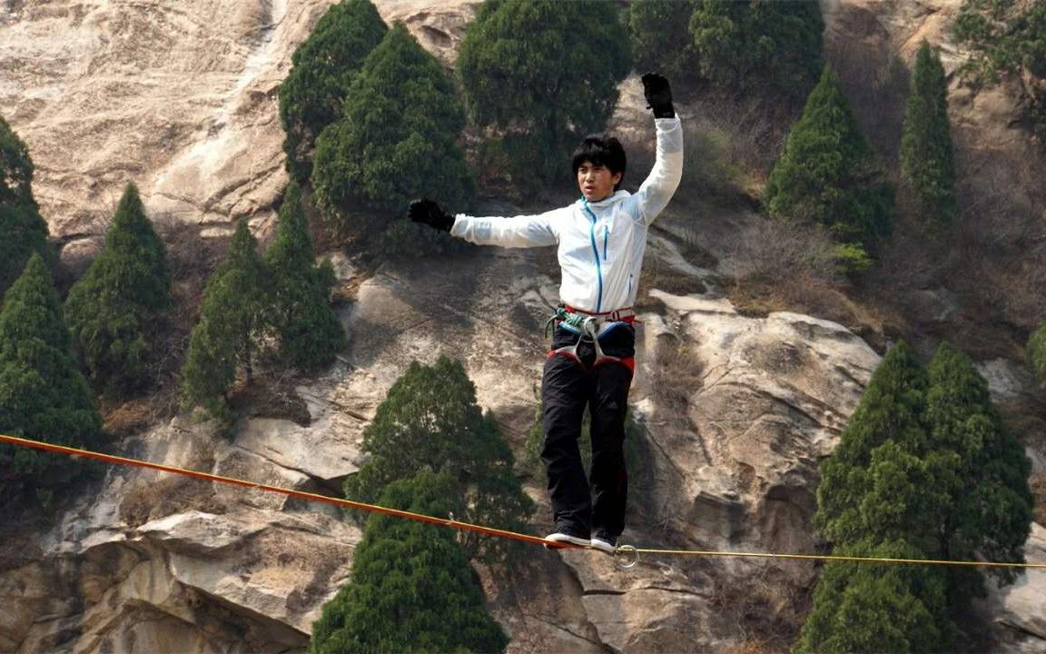 看完腿抖系列,中国扁带第一人陈晖——在26mm宽的扁带上高空起舞_哔哩