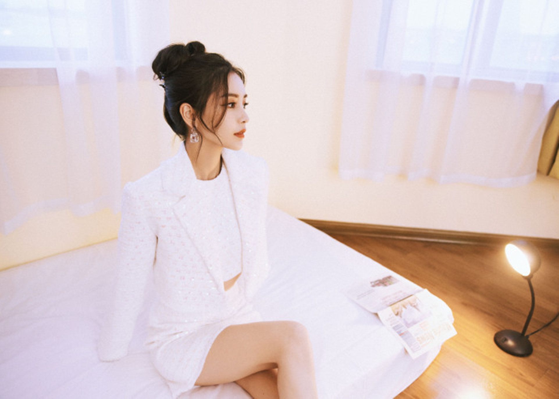 少女感不下线!baby扎蝴蝶结头扮嫩,露脐装配短裙身材比例完美