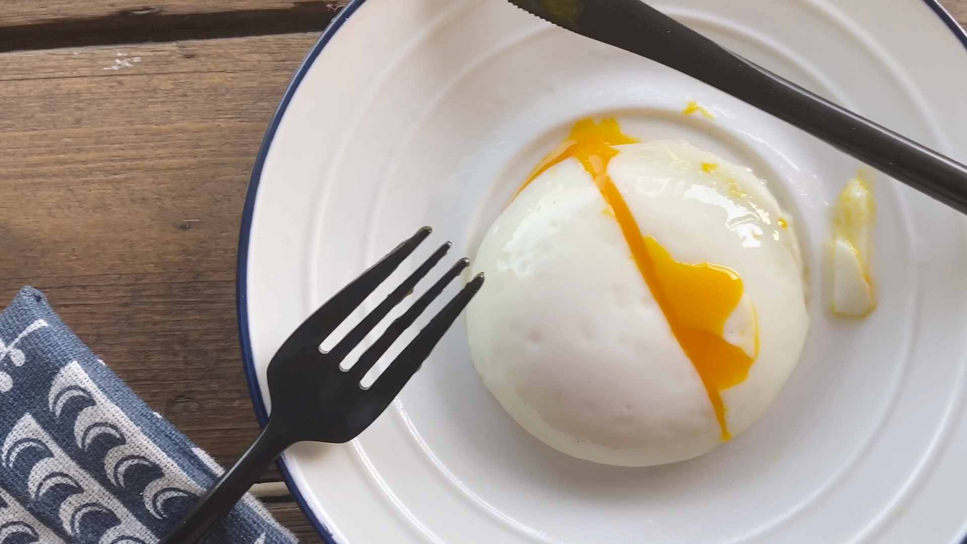 怎么做出又圆又嫩流心满分荷包蛋?用这一招绝不是失手,一学就会