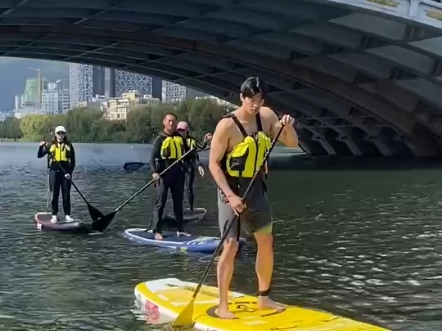 汪顺划浆板的时候,一开始他的动作小心翼翼的,看到有人拍他,还笑着举