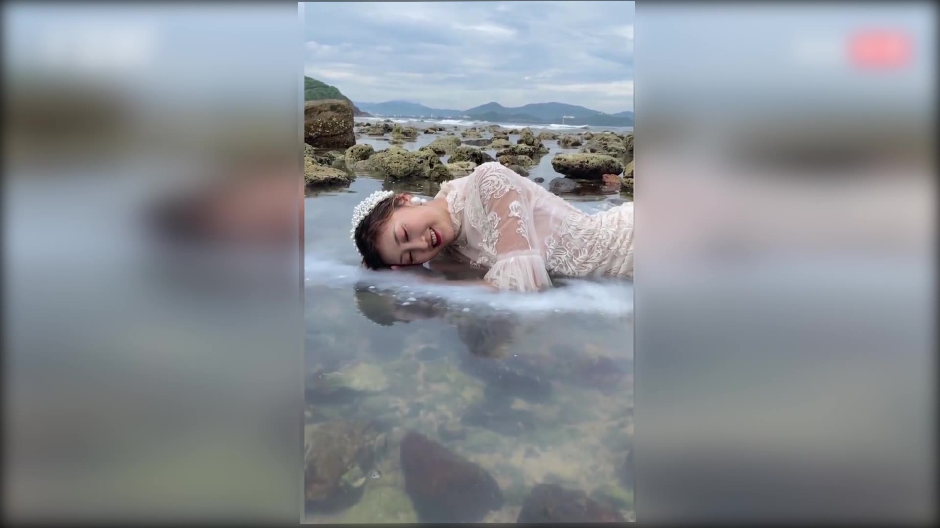 新娘躺在水中拍婚纱照,摄影师倒牛奶后拍出蓝天白云的效果