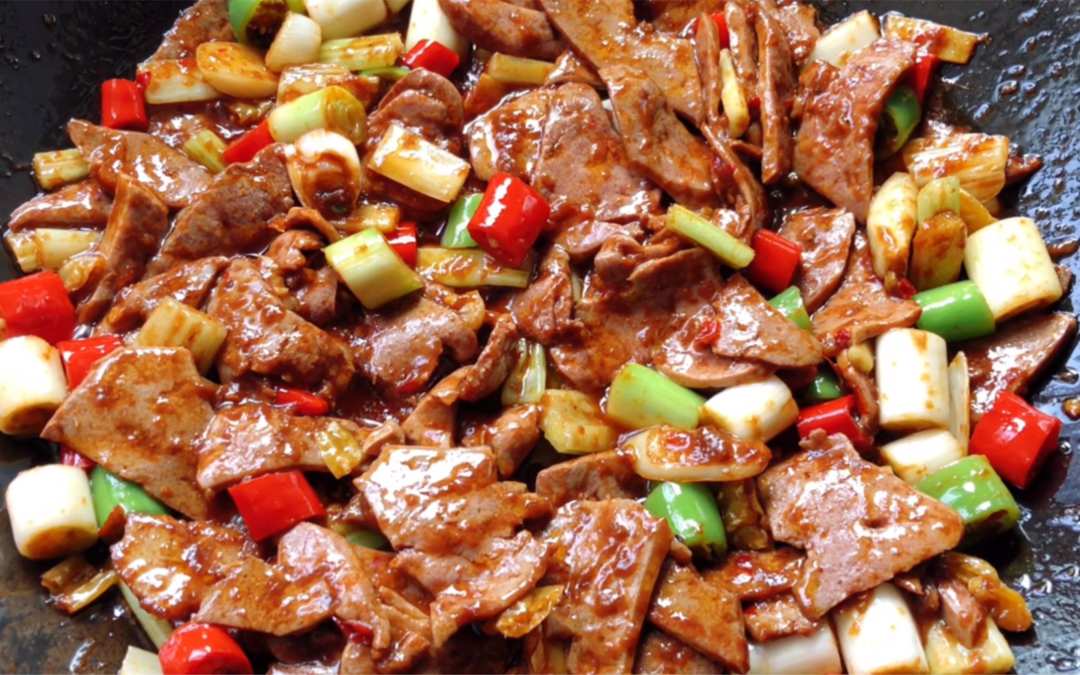 四川厨师炒酸辣猪肝一锅成菜,只需15秒出锅,猪肝滑嫩酸辣开胃