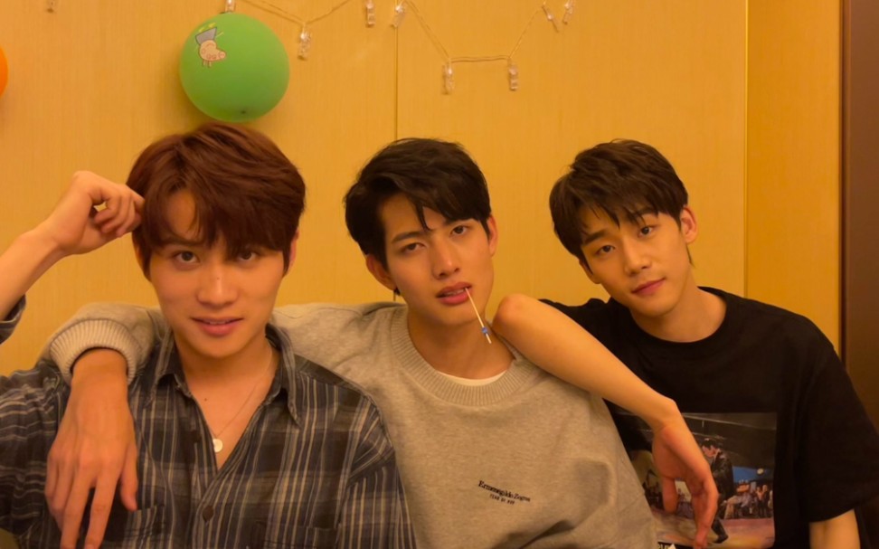 甘望星,井胧,谢兴阳一起吃火锅照片live录屏_哔哩哔哩_bilibili