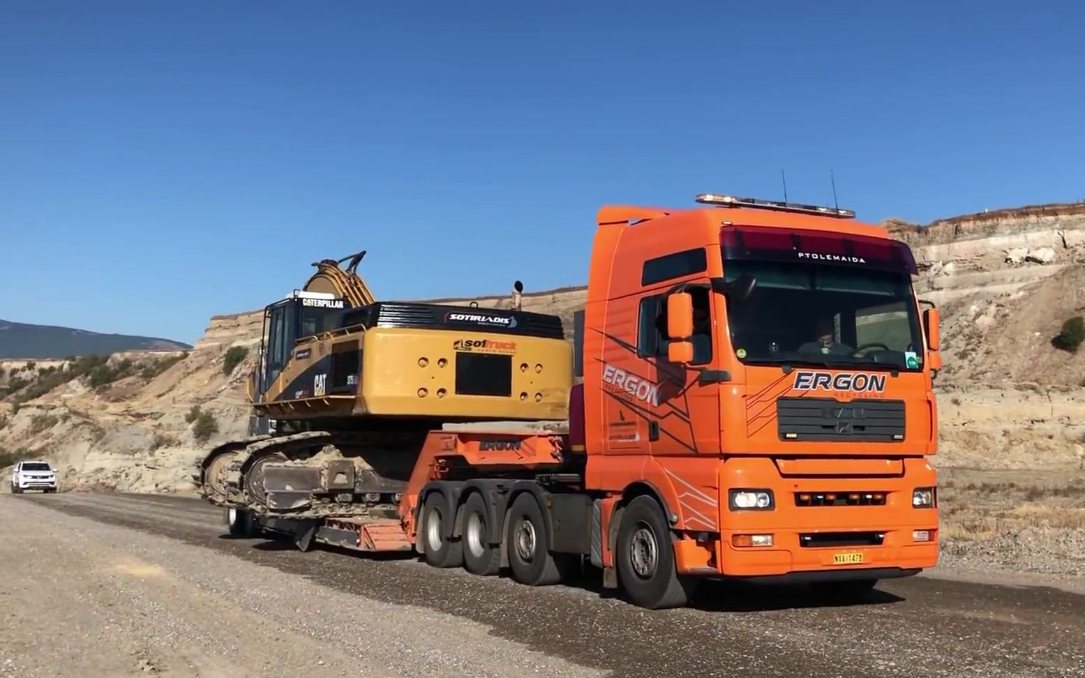 大件运输曼恩tga侧面装载和运输卡特375大型挖掘机