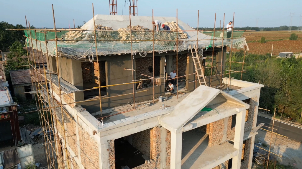 农村自建房仿古庑殿顶吊运琉璃瓦