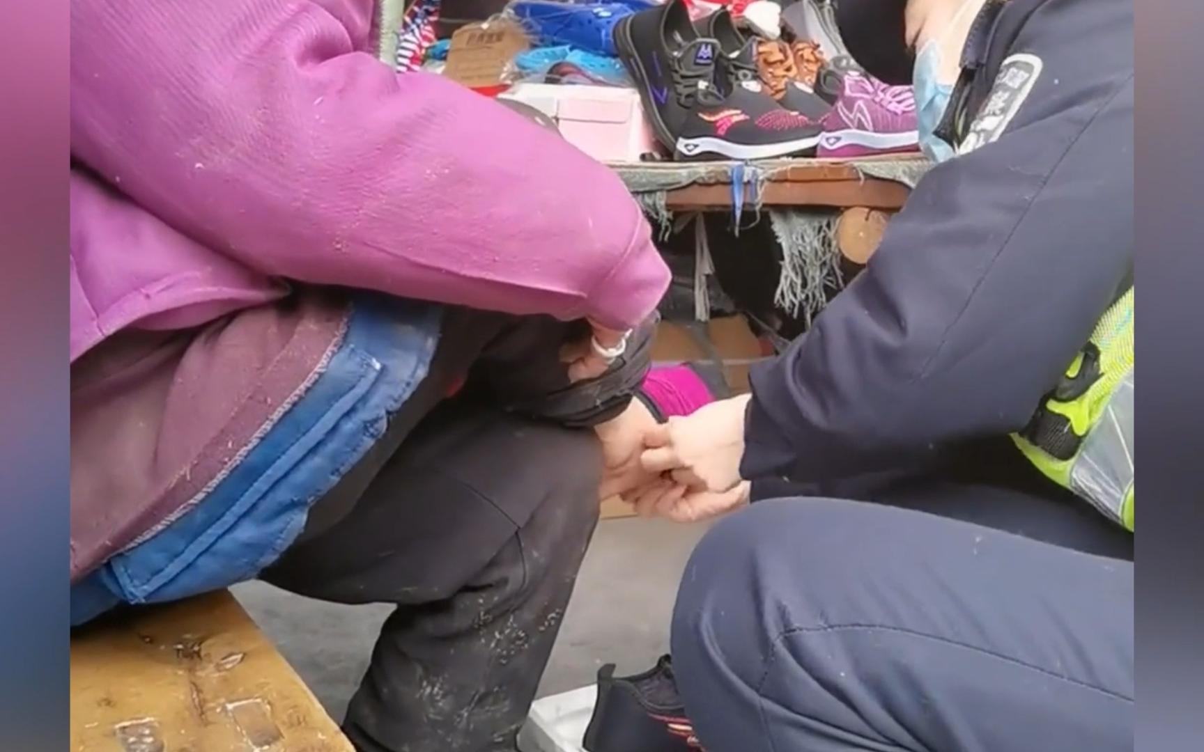 买鞋子是交警姐姐私人买单
