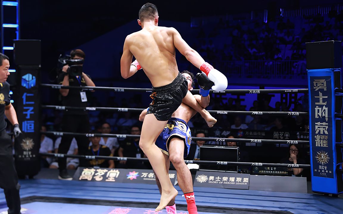 全场被追狂揍捂头逃,泰拳王刚松口气,诡异飞膝从天而降险压断腰_哔哩