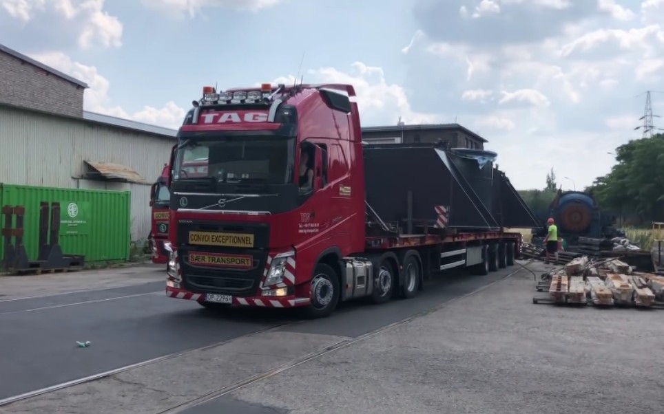 波兰美女卡车司机开沃尔沃fh540装载5米宽的超宽货物