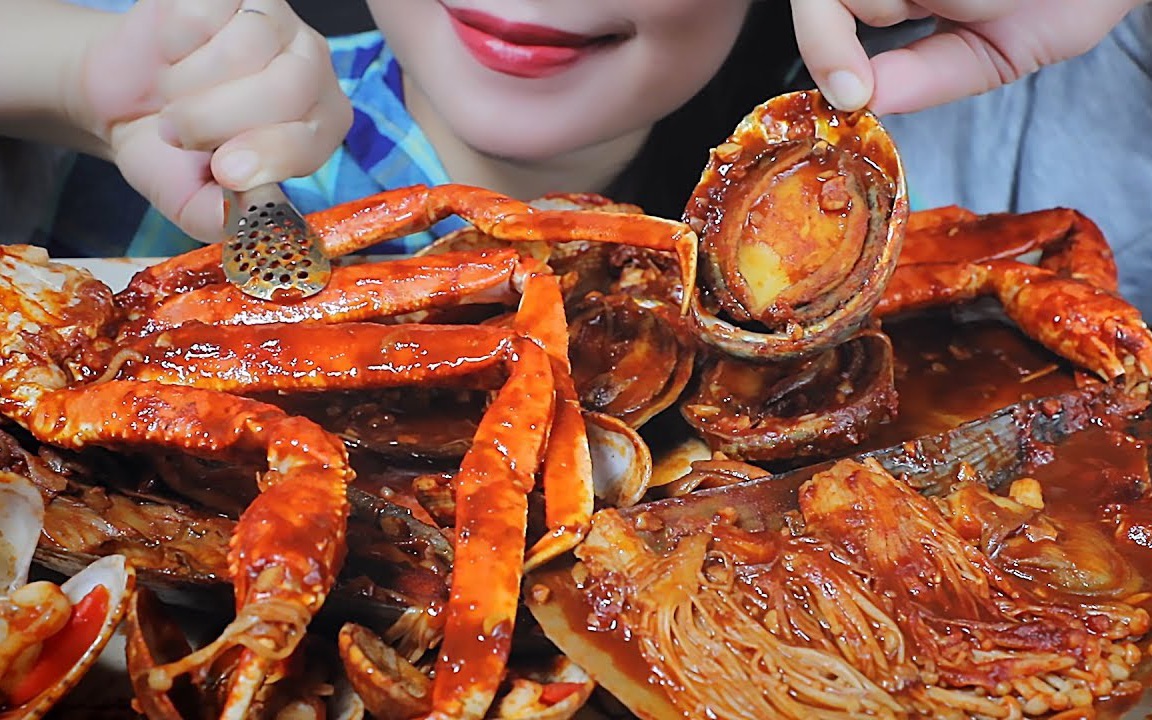 linh吃播海鲜大餐鲍鱼扇贝蟹腿菌菇