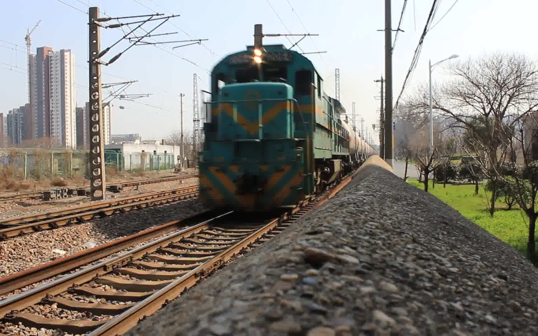 上局宁东nd5-0064牵引货列通过浦镇站,前往林场方向