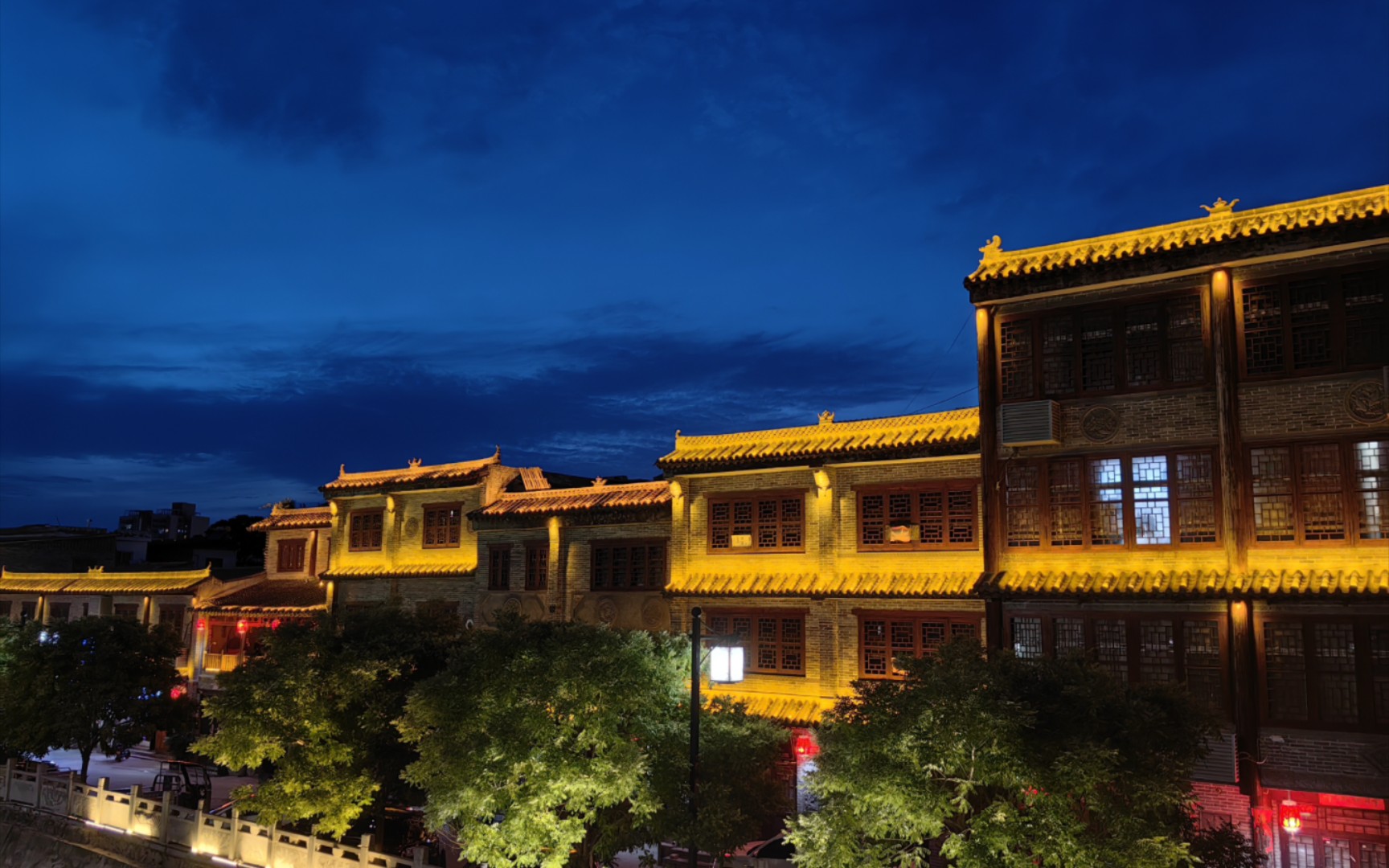 小县城的夜景好美啊!