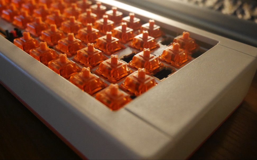 友人键盘r2,换上了刚到的佳达隆橙轴,到手即用,明天发货.