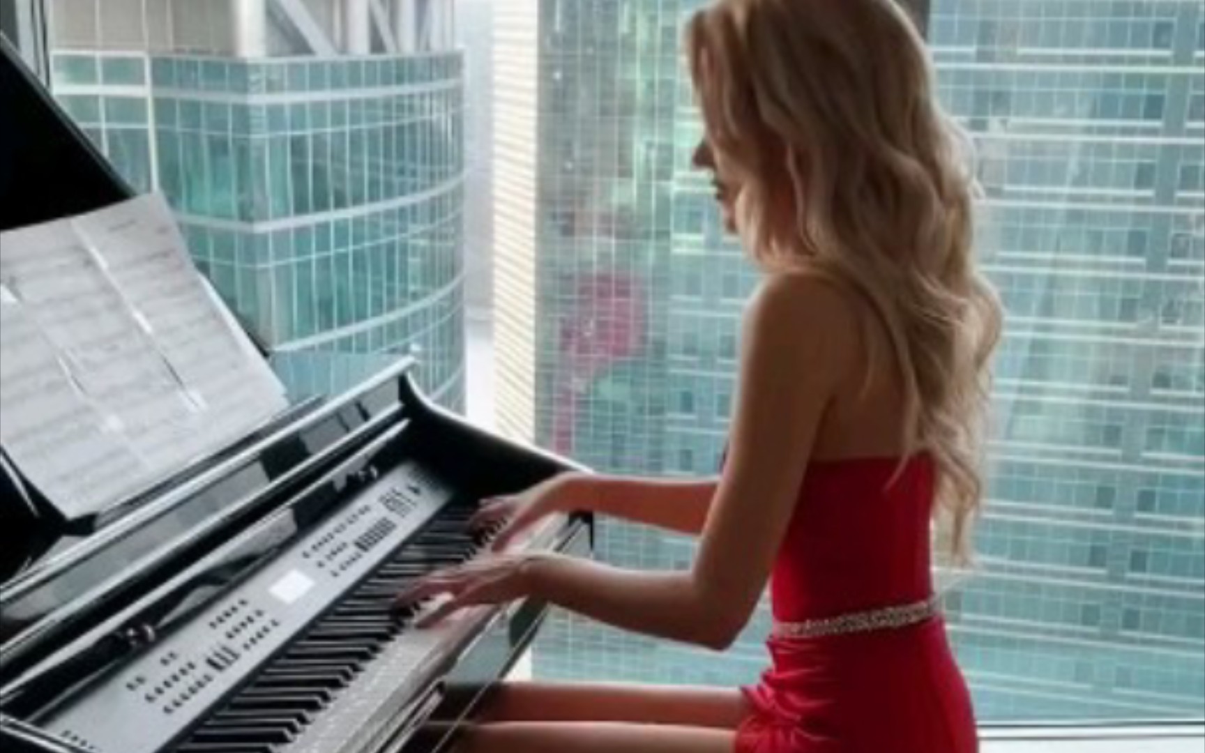 [图]red dress piano