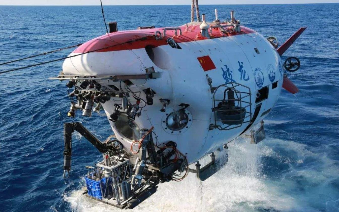 从萌新到深海7062米中国第一艘载人潜水器蛟龙号