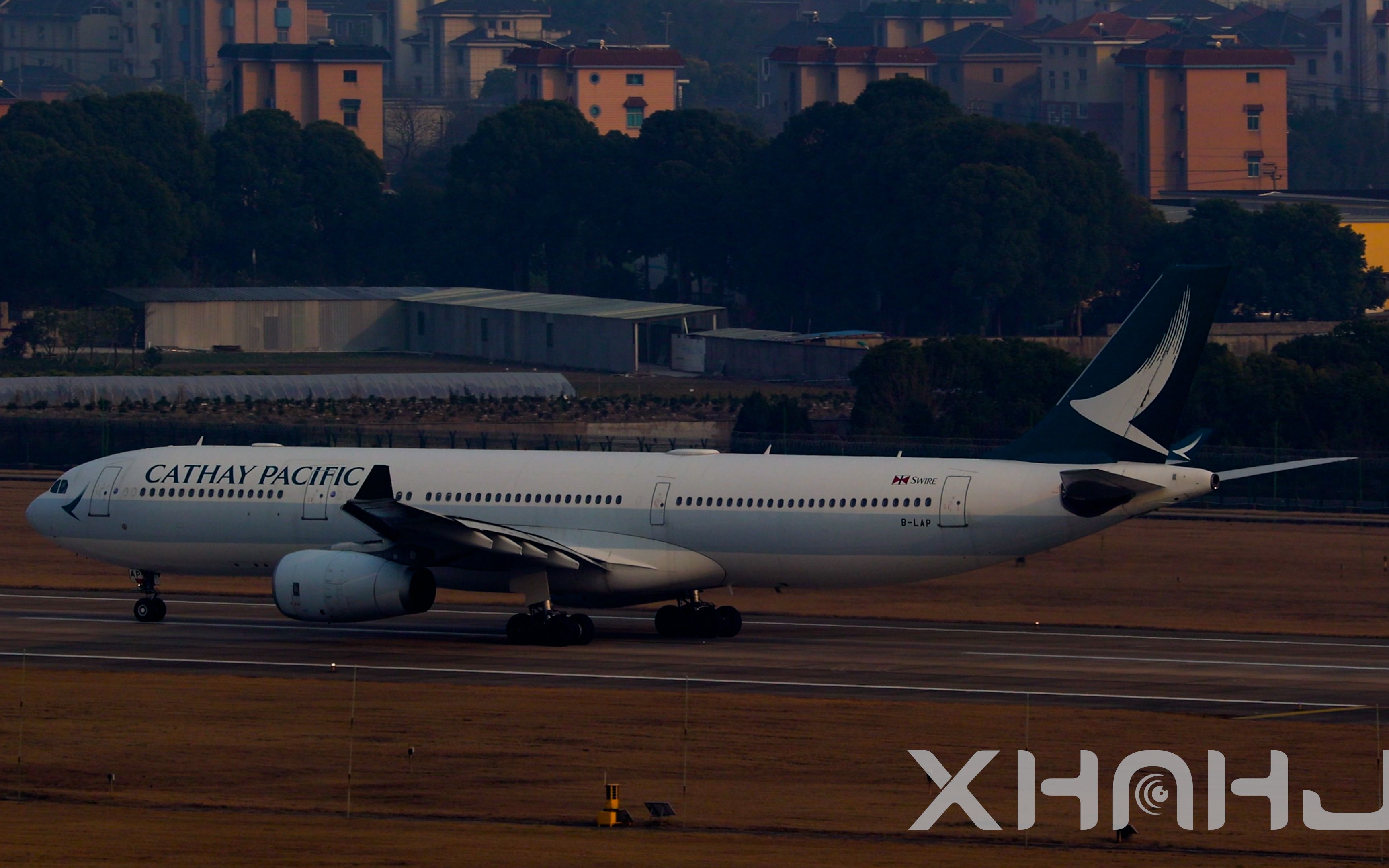 国泰航空a330客机搭载旅客从杭州前往香港