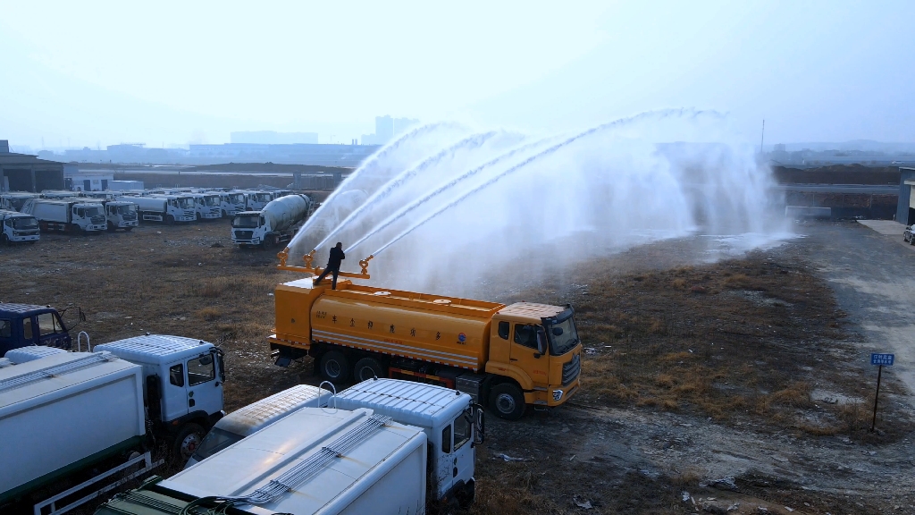 米射程,2分钟打完20吨水,重汽豪沃后八轮20吨矿山爆破专用洒水抑尘车