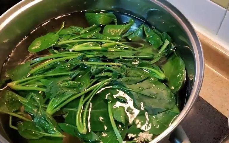 【蒜蓉豉油汁】韩式凉拌菠菜 菜头都食得 蒜蓉豉油汁哔哩哔哩bilibili