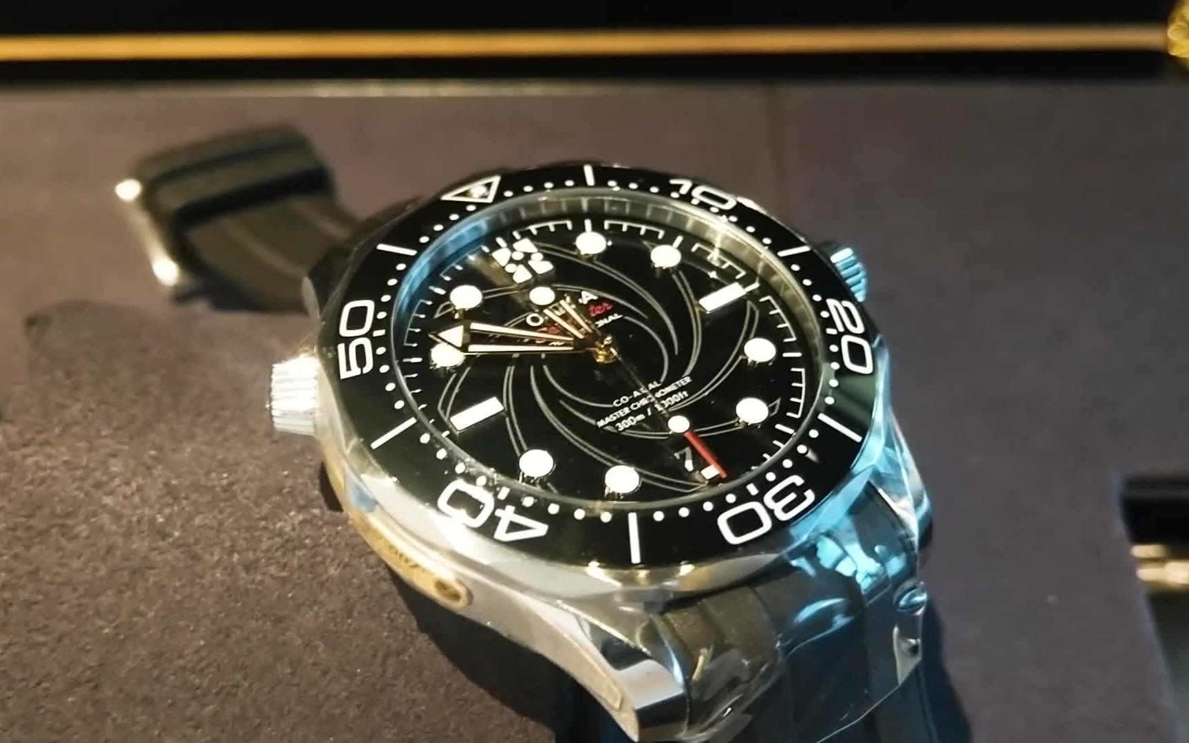 帅气出任务omega欧米茄seamaster300m海马007女王密使限量表