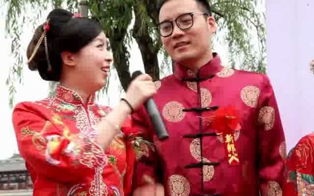 [图]惊艳！绍兴首次水上婚礼 情定环城河水上集体婚礼 ，新郎领着新娘迈过红红火火的火盆，跨过平平安安的马鞍，携手走上婚礼舞台。他们在这里举行拜堂礼，新郎挑喜帕，