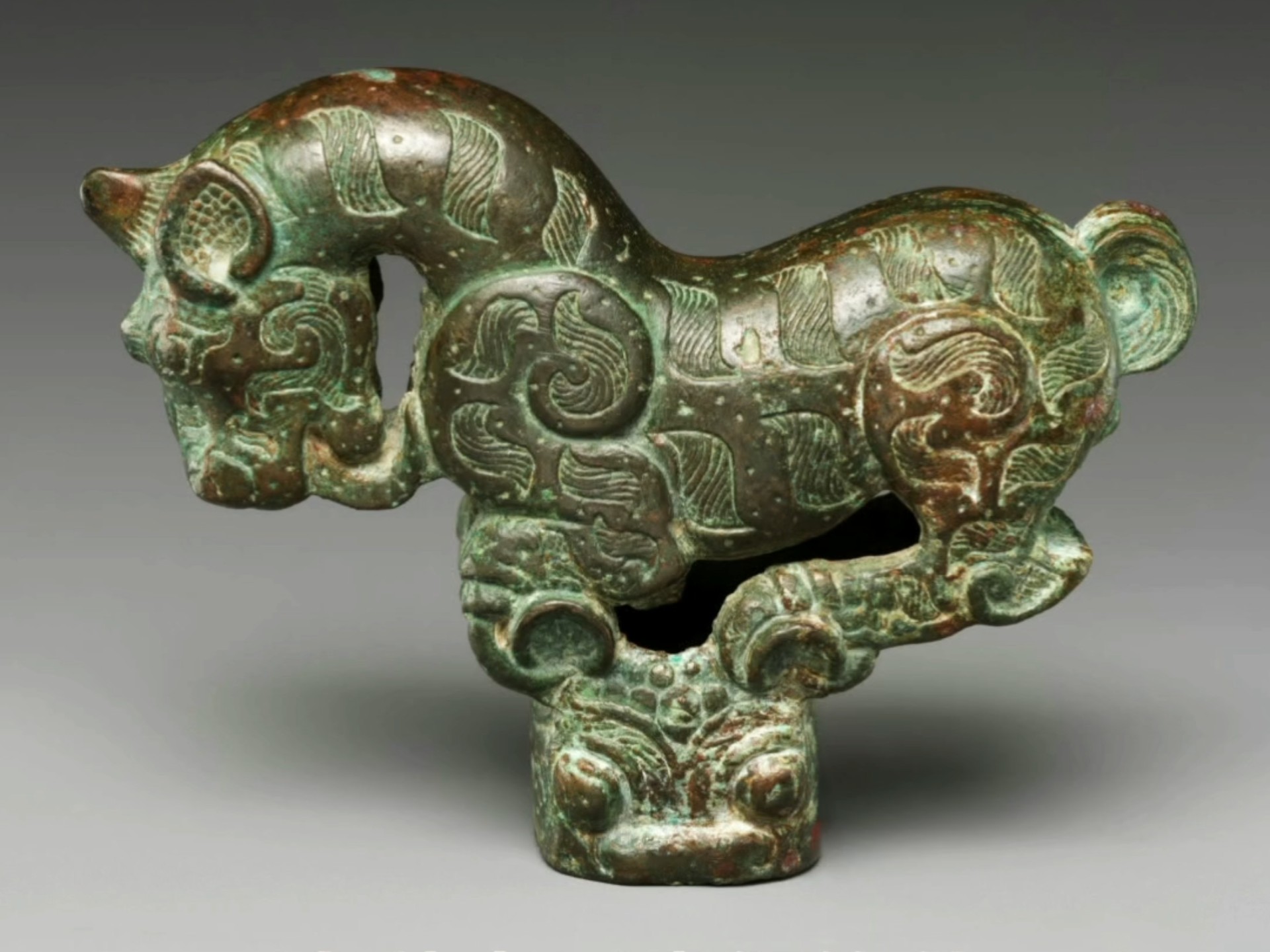 春秋虎形青铜饰件,大都会艺术博物馆藏