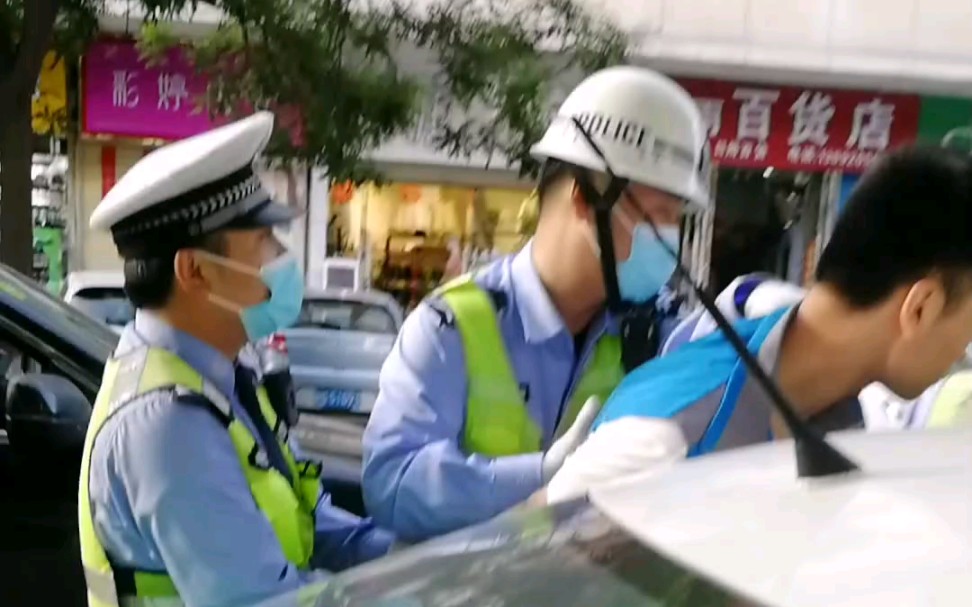 [图]交通警察也是警察！这下好了！年轻人你是不是有很多门号！！！