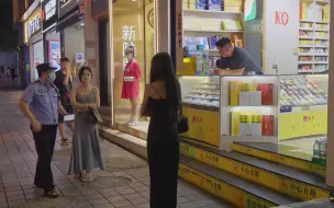 Descargar video: 成都美女吵架，这小嘴太厉害了 烟店男老板不敢吭声！！！