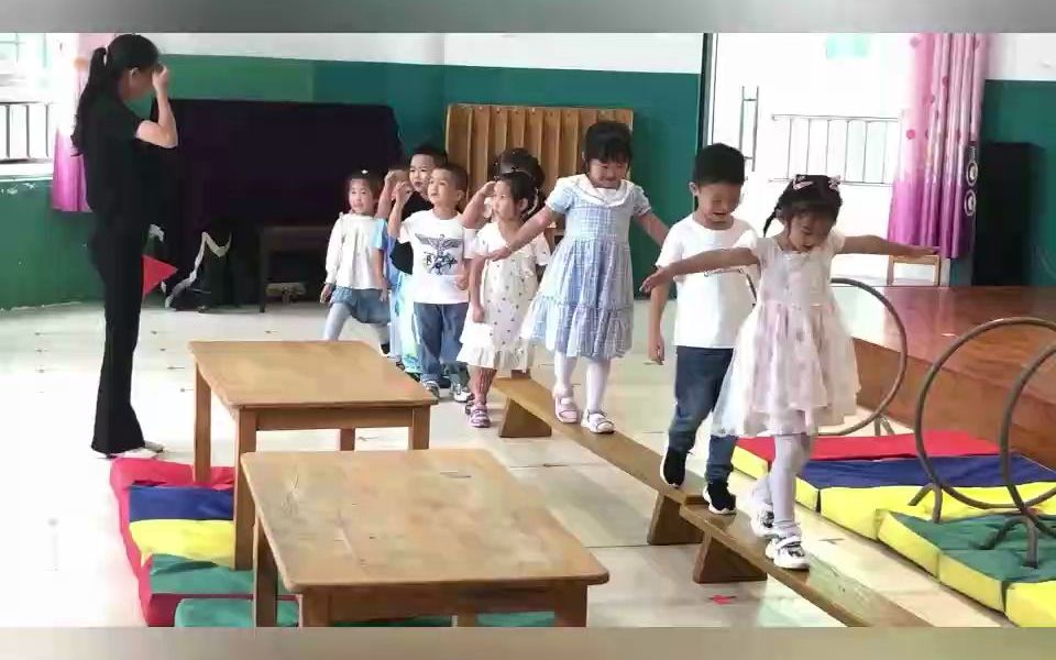 [图]中班体育《我是小小消防员》(送配套教案) 幼师幼儿园优质公开课A7