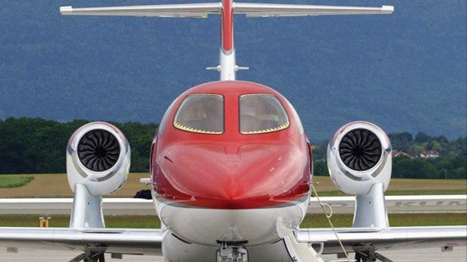 布局最奇异的超迷你飞机‖本田ha420公务机降落厦门高崎国际机场