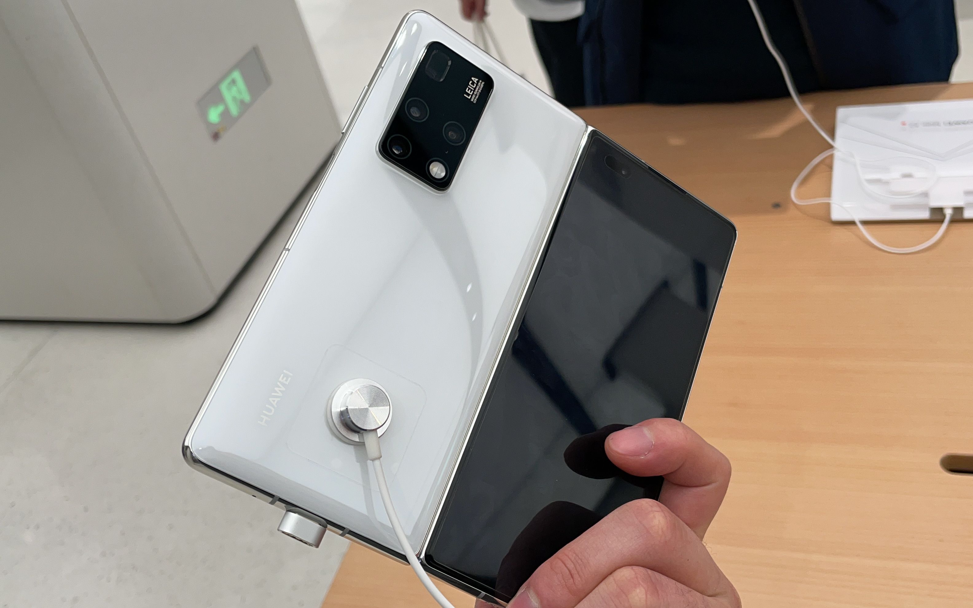 华为mate x2上手体验:完成度很高,白色最好看!