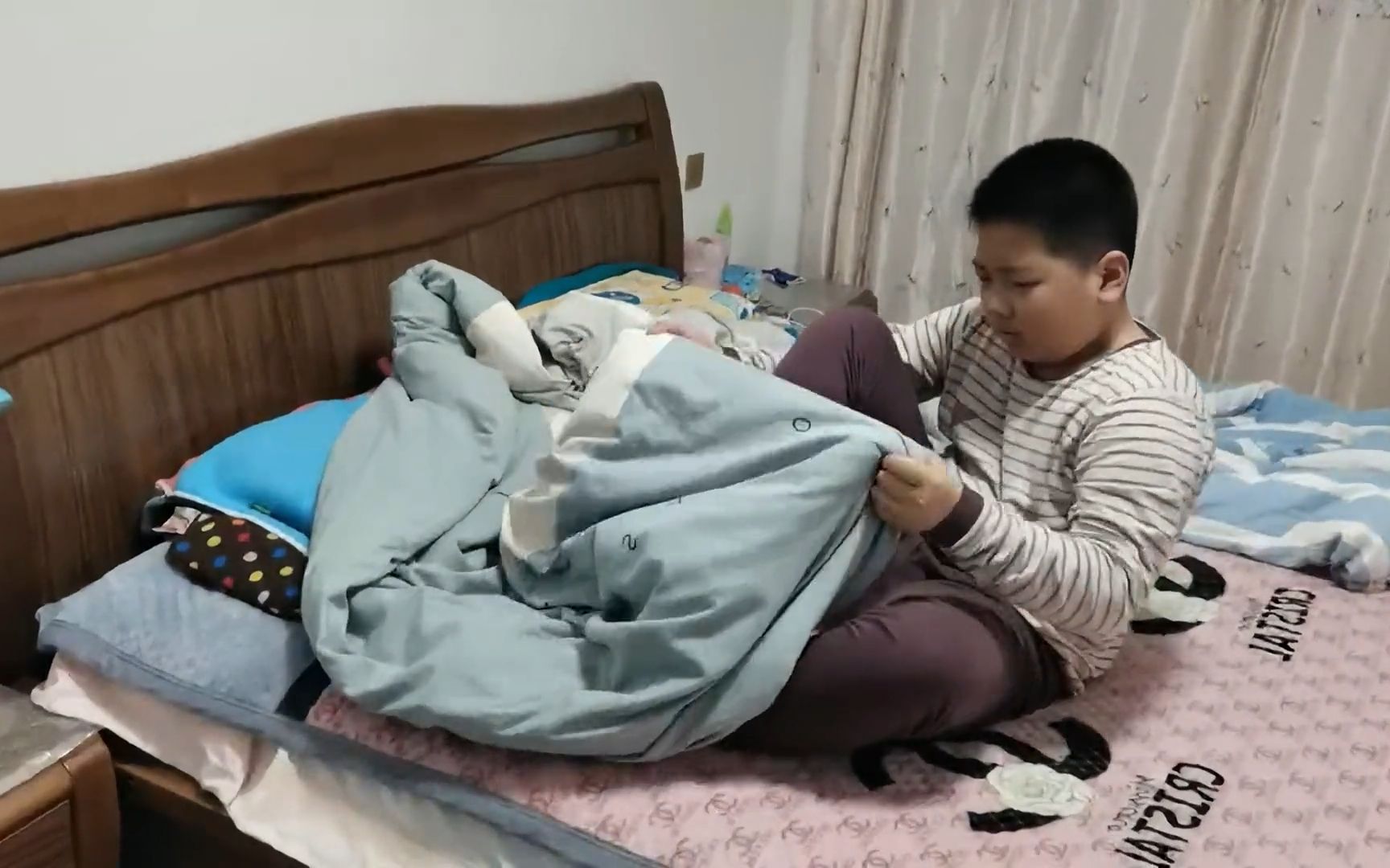 男孩凌晨起床做核酸错把被子当做裤子穿爸爸在旁边笑喷了