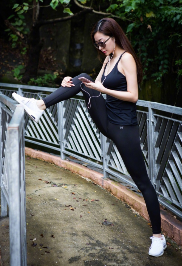 熊黛林穿火辣紧身运动套装翘臀瞩目大秀长腿