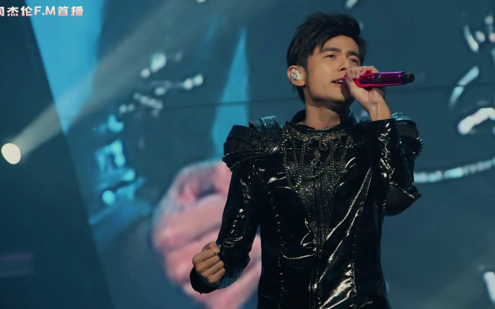 "周杰伦演唱会上歌迷点歌《#琴伤 》,老师差点没找到伴奏.