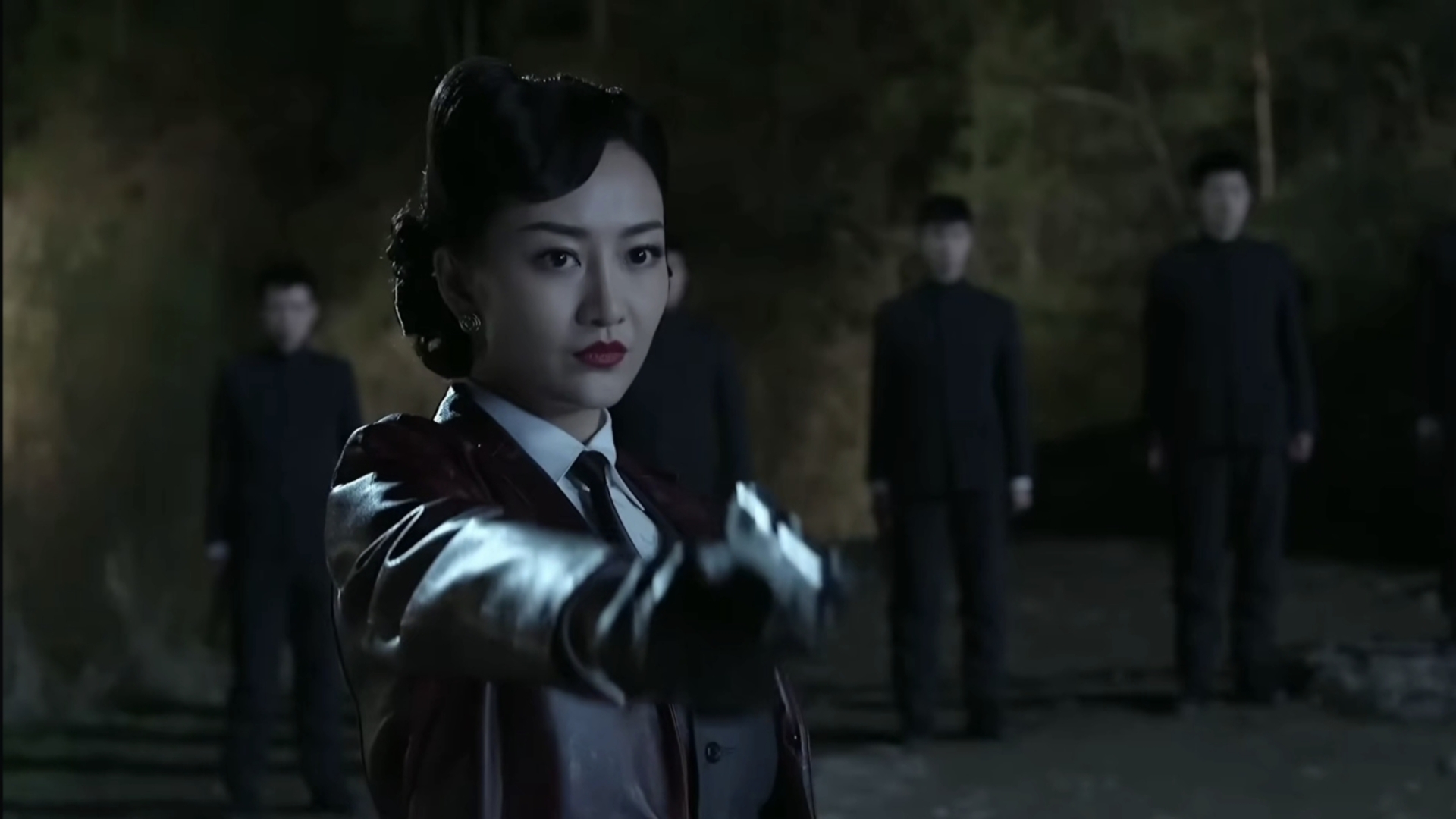 冷艳女特务将犯人逐一射杀