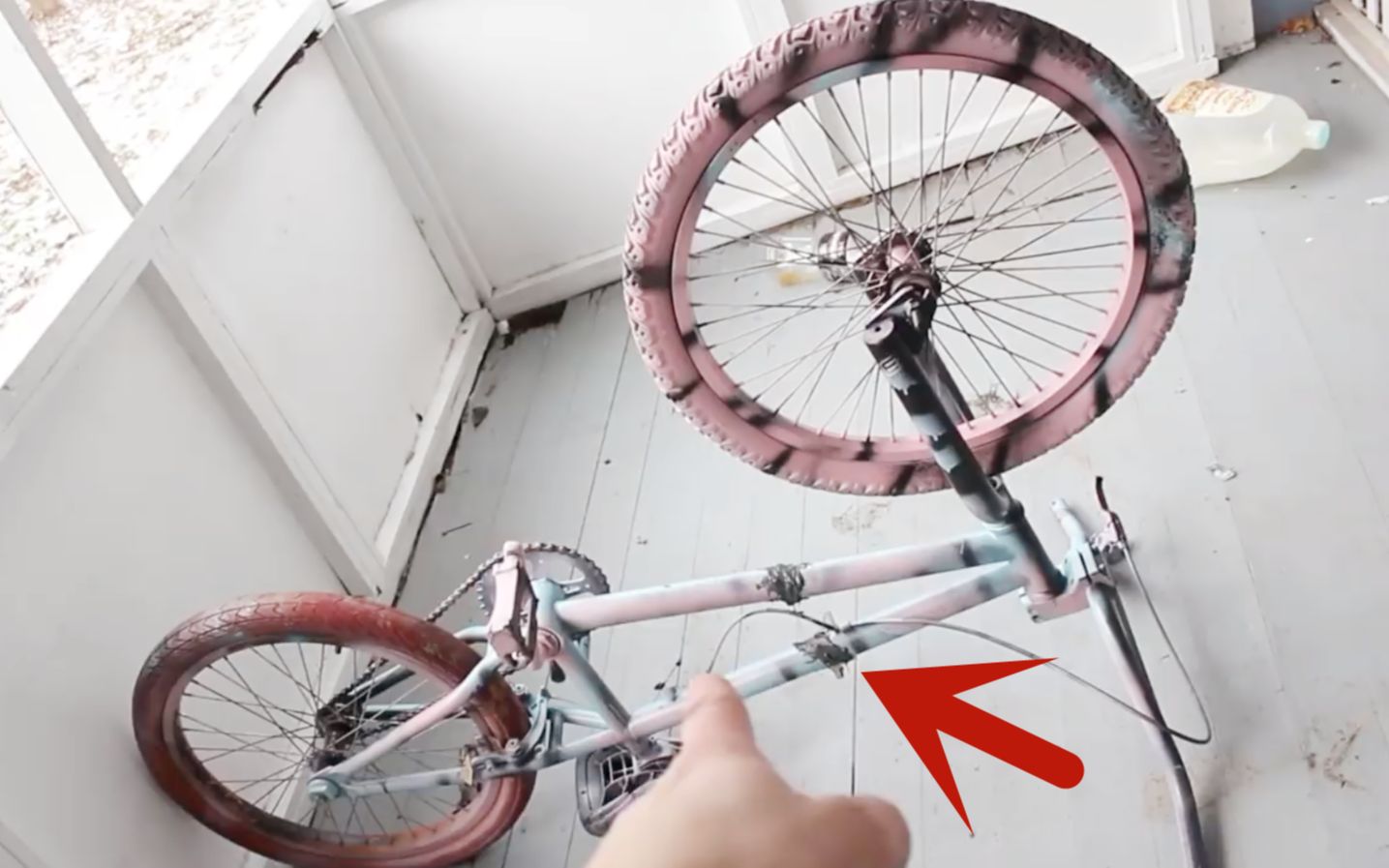 将自行车拦腰截断,再用胶水粘合会恢复原样么?那为何要截断呢?