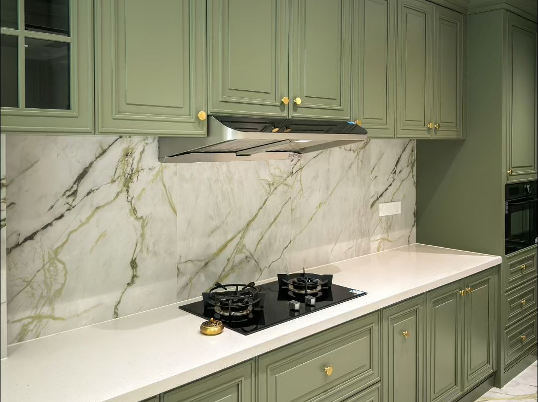 我宣布豆蔻绿橱柜搭配白色台面简直绝配