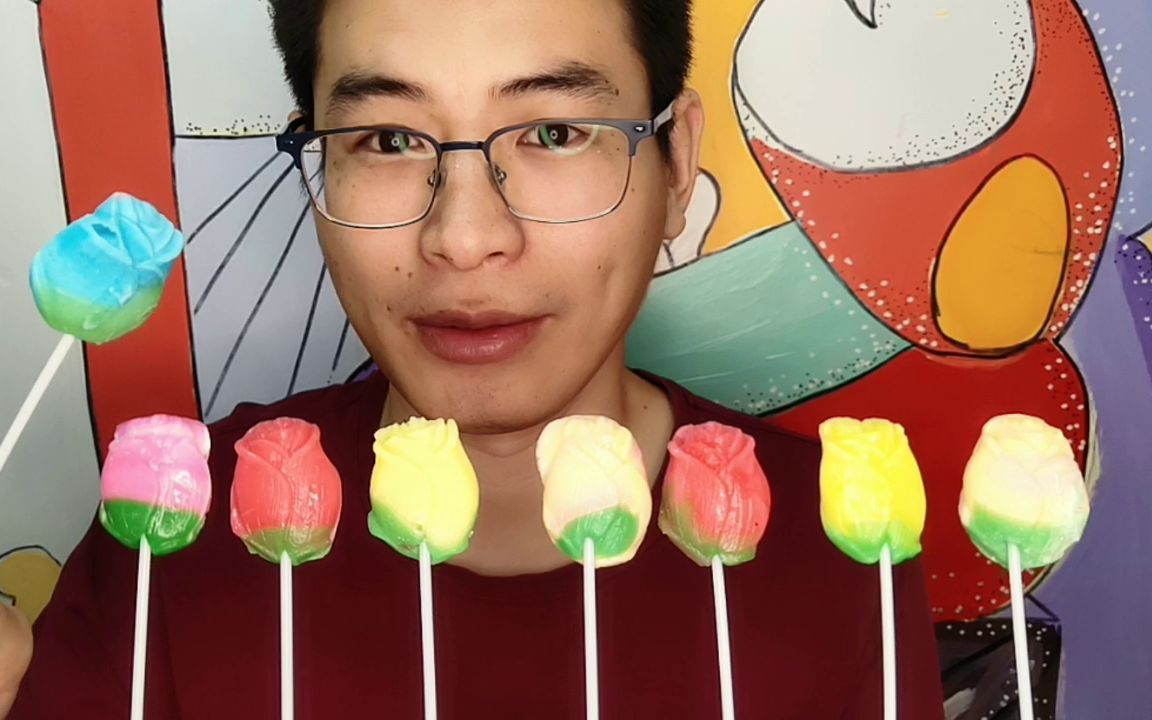 眼镜哥吃趣味"玫瑰花棒棒糖",造型栩栩如生,闻着香吃着甜