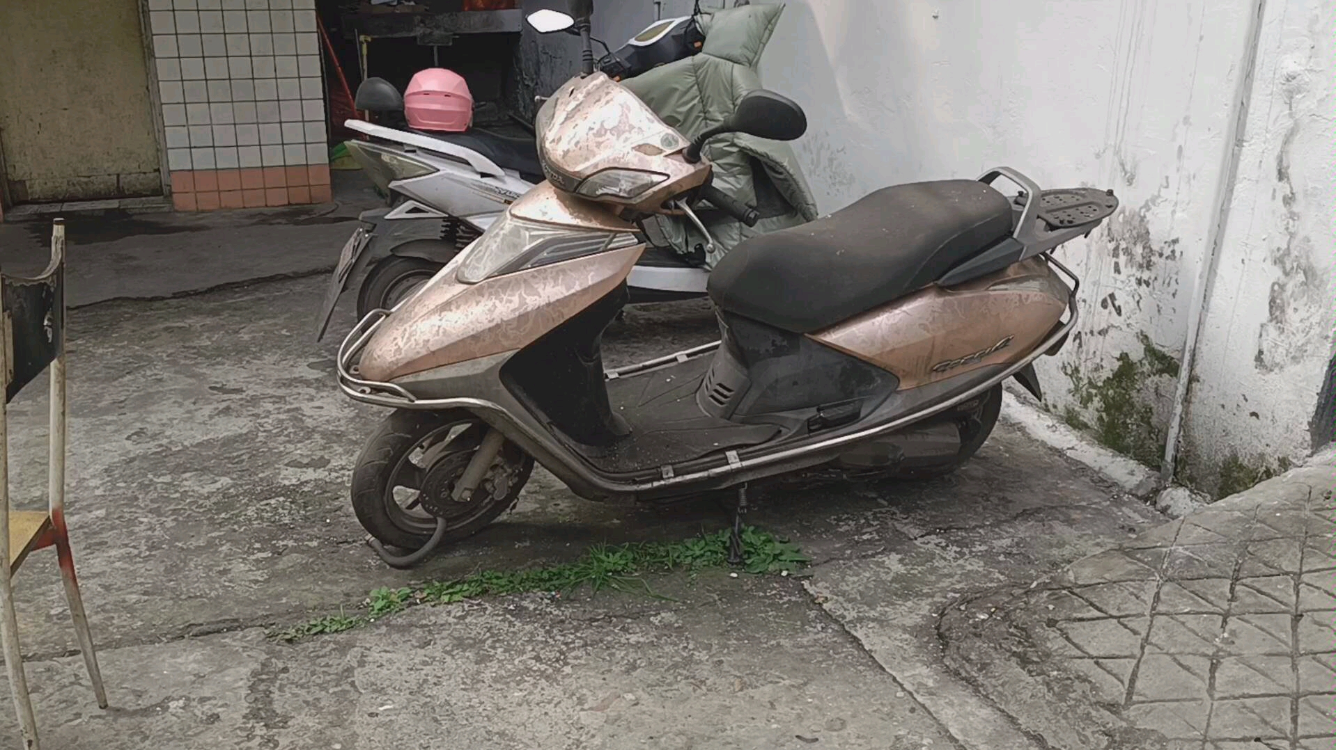 看到一辆废弃的本田睿御125,对于爱车的人不好说啊!