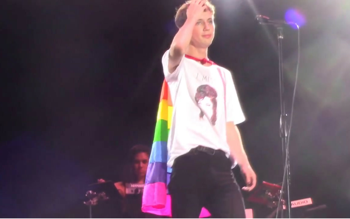 " troye sivan " gay super hero (live at six flags)