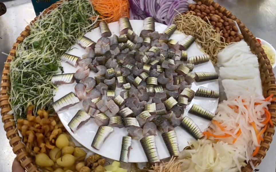 广西特色鱼生,这么小的鱼也不放过,而且骨头都吃完,吓死我了_哔哩哔哩