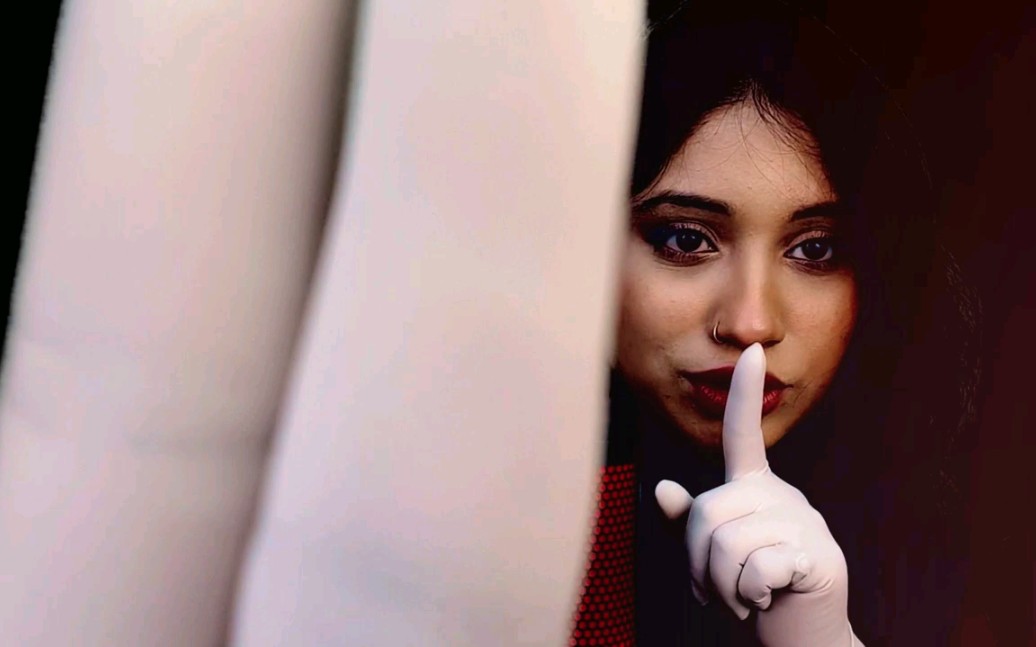 用手套捂住嘴 正面的肯定 助眠