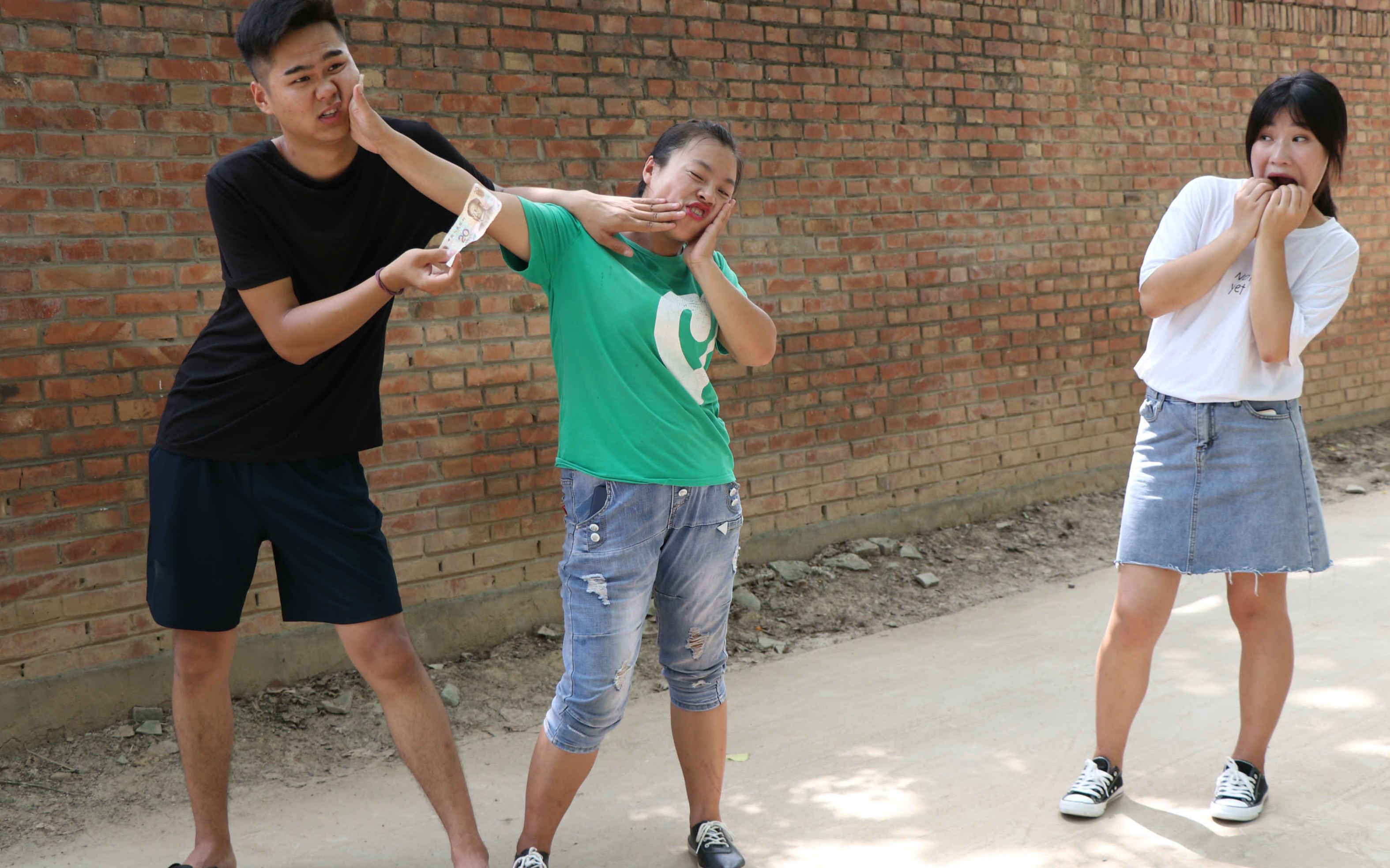 两个二杆子互相打巴掌,打一个巴掌给20块钱,没想结局太逗了_哔哩哔哩