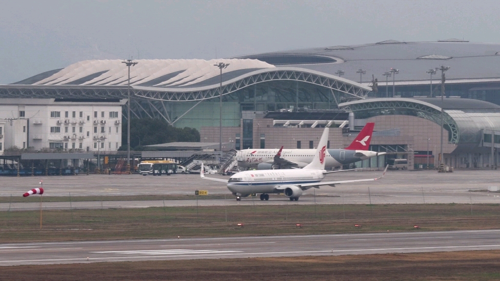 国航波音737-800滑行中