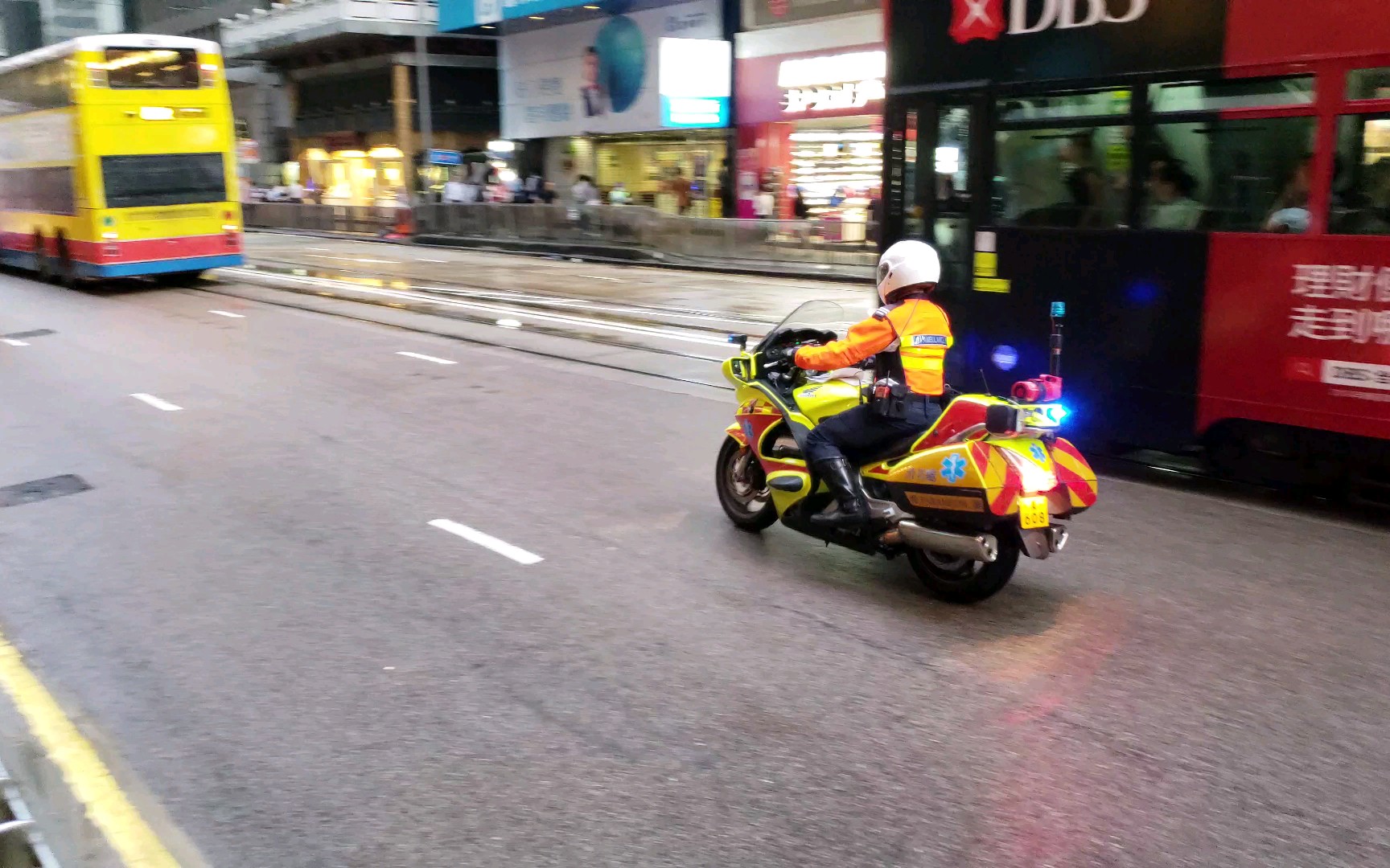 香港消防處電單車在中環緊急響應