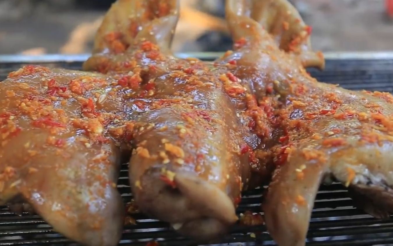 东南亚姐妹野外烤香辣猪头