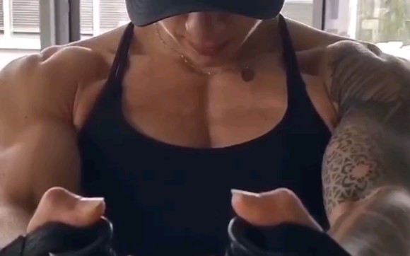 肌肉美女龙门夹胸